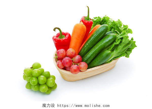 白底竹篮果蔬组合蔬菜水果